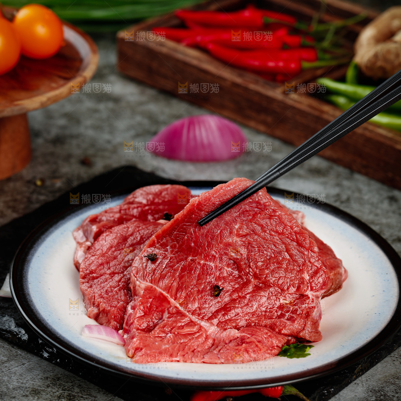深底上的新鲜牛肉