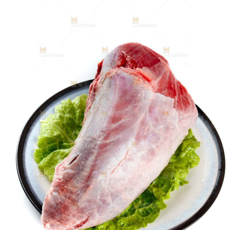 白底上的新鲜牛肉