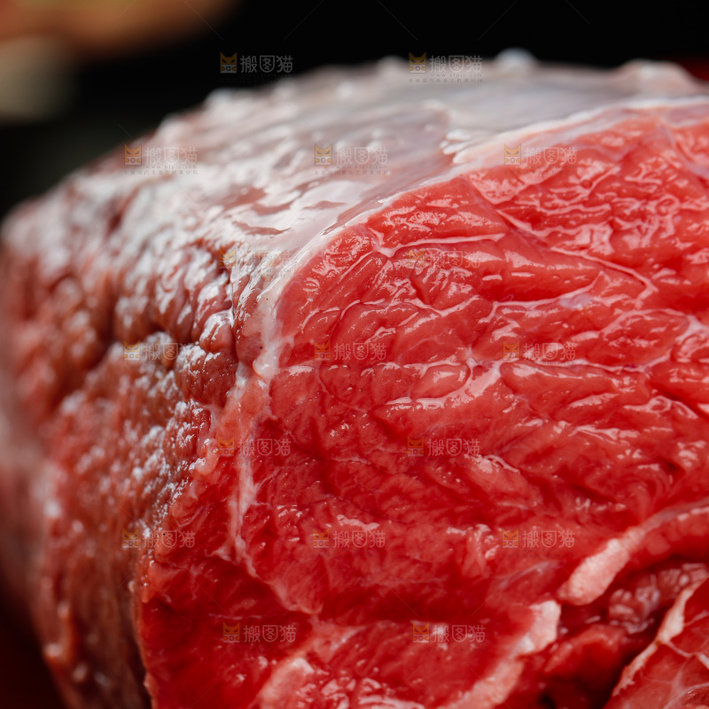 深底上的新鲜牛肉