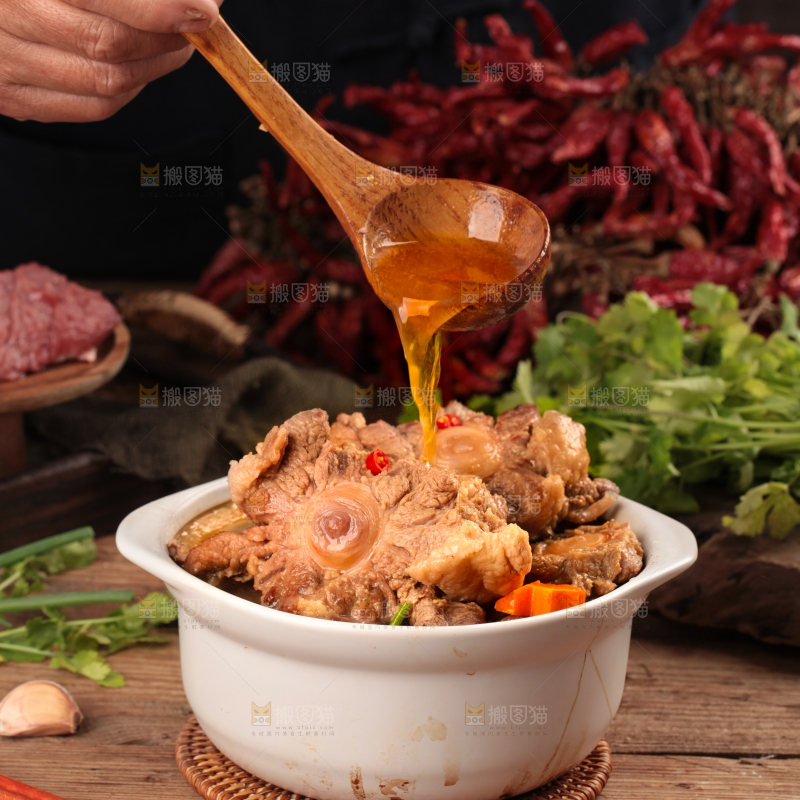 深底上的辣炖牛尾