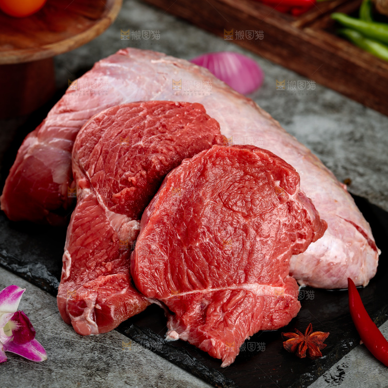 深底上的新鲜牛肉
