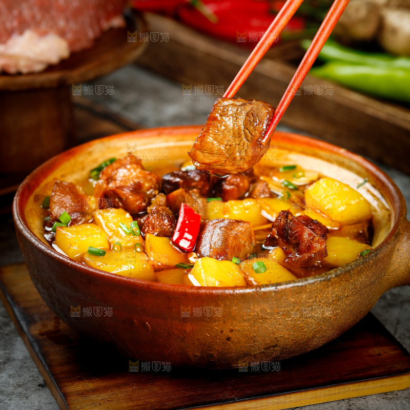 碗里的土豆炖牛肉