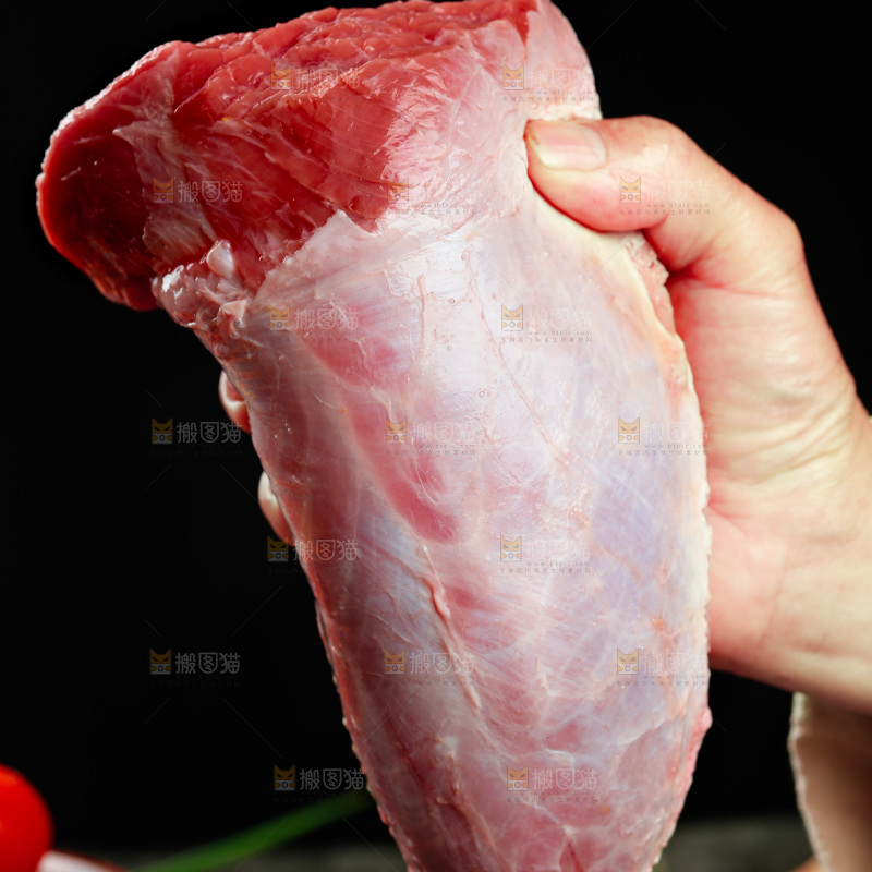 深底上的新鲜牛肉