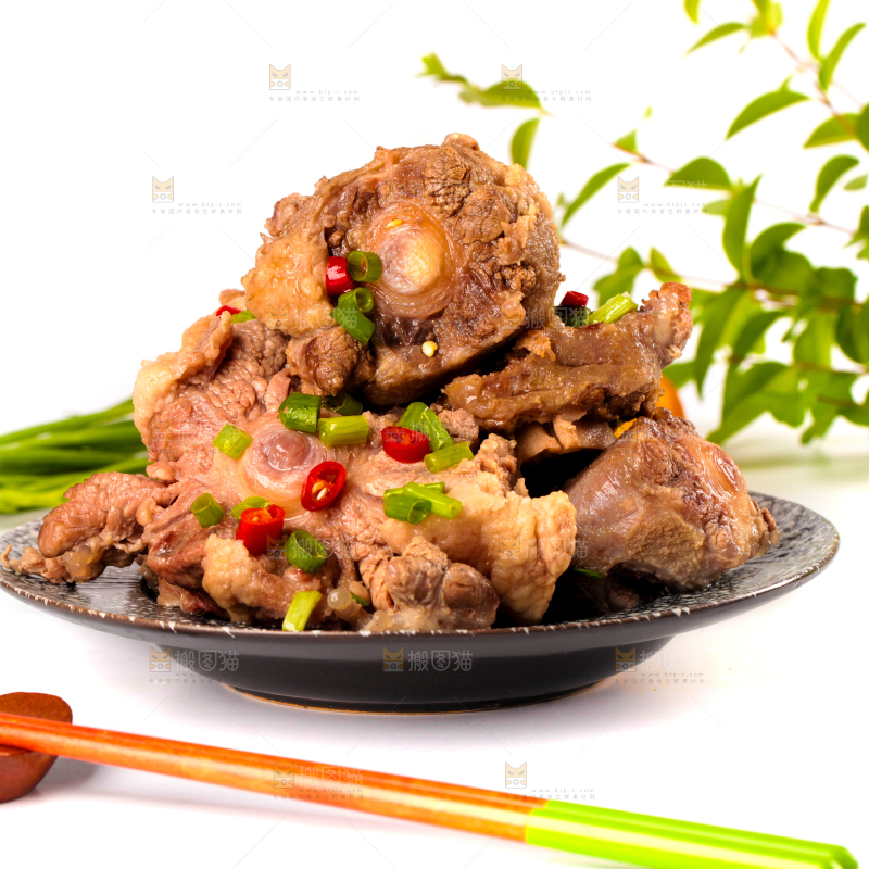 白底上的辣炖牛尾