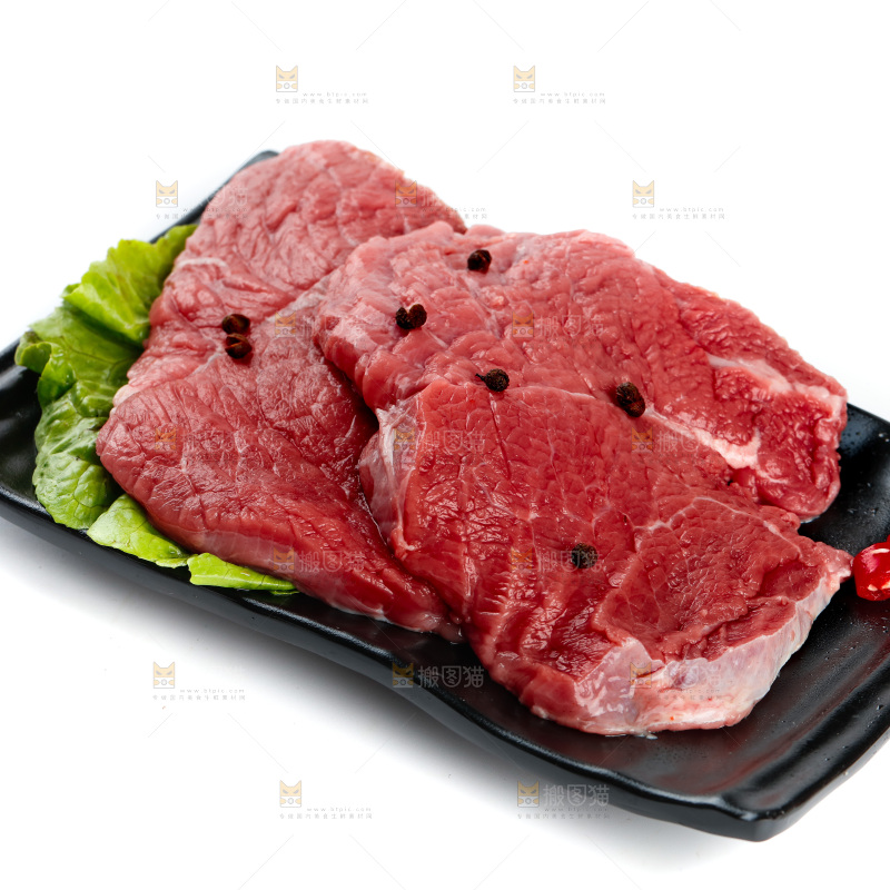 白底上的新鲜牛肉