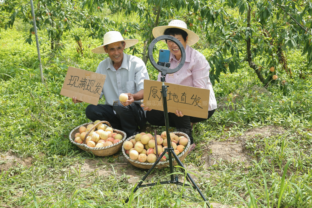 手里拿着现摘水蜜桃