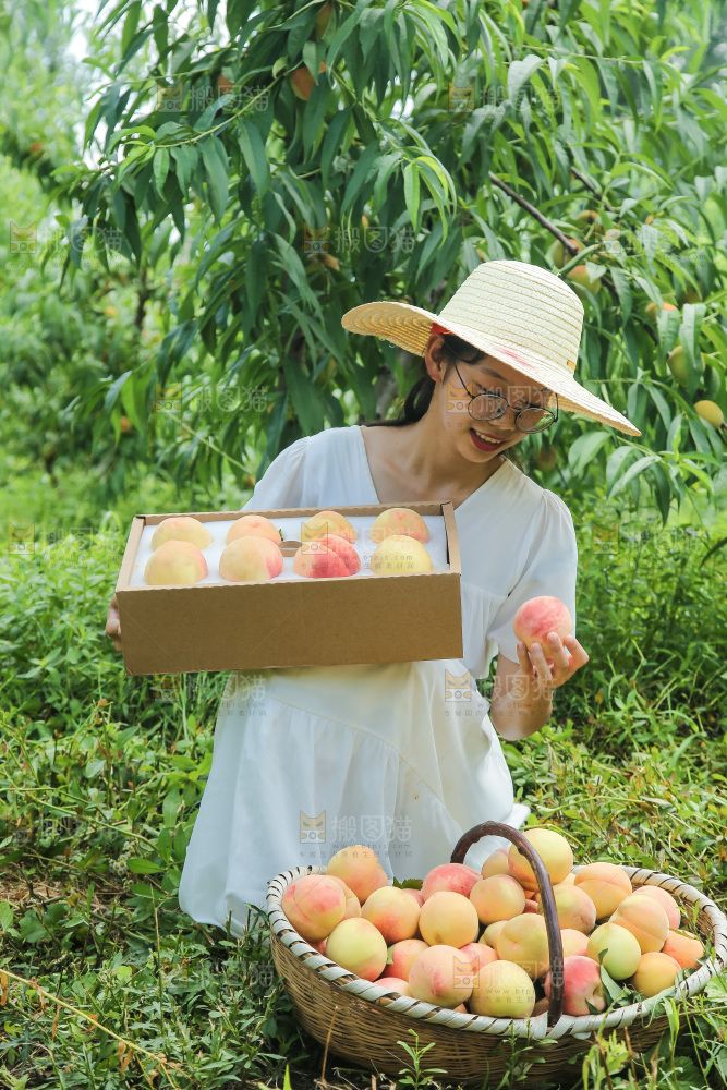 手里拿着现摘水蜜桃