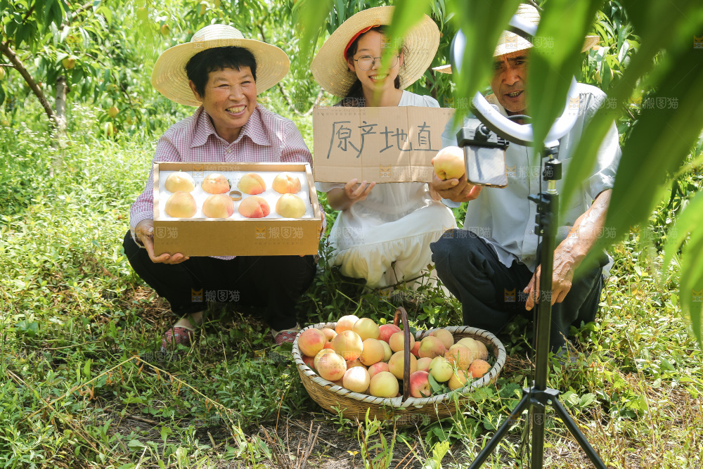 手里拿着现摘水蜜桃
