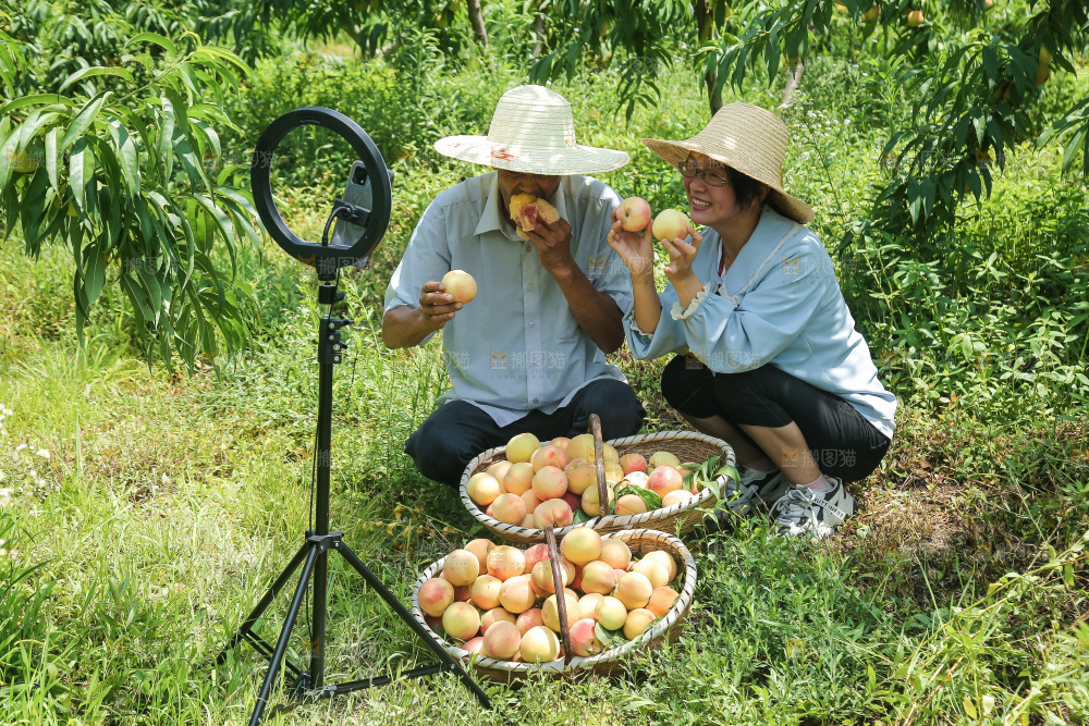 手里拿着现摘水蜜桃