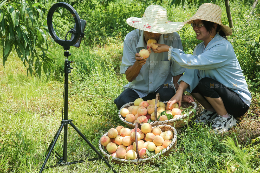 手里拿着现摘水蜜桃