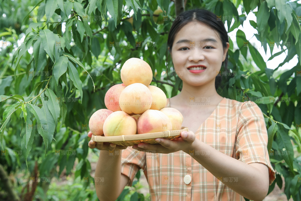 手里拿着现摘水蜜桃