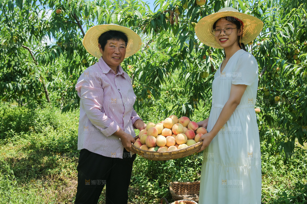 手里拿着现摘水蜜桃