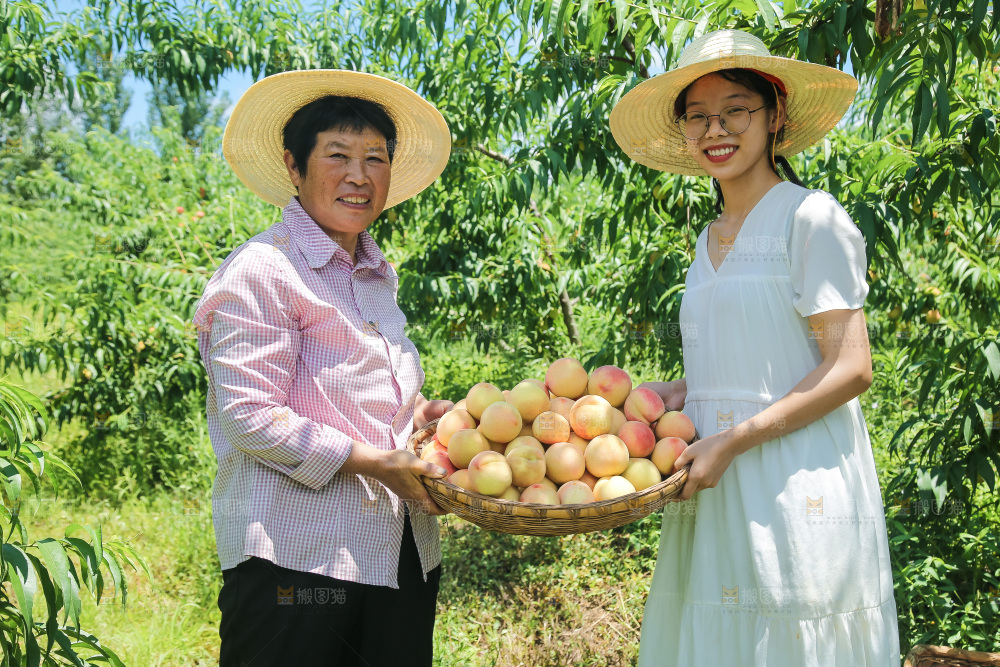 手里拿着现摘水蜜桃