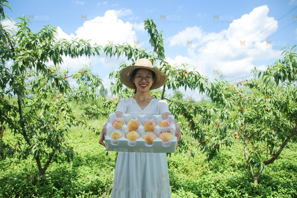 手里拿着现摘水蜜桃