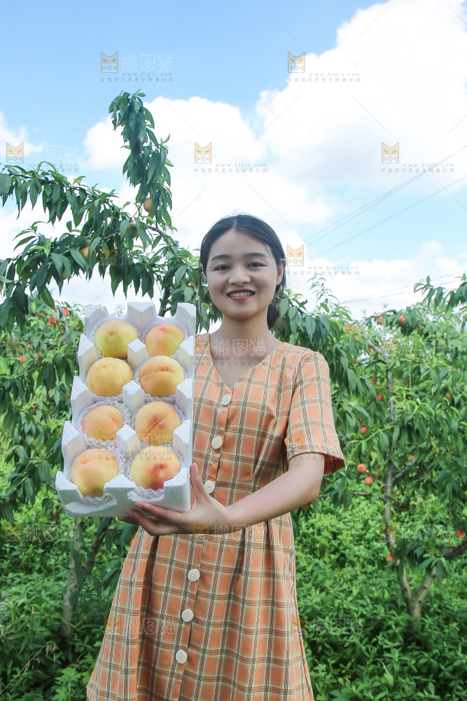 手里拿着现摘水蜜桃