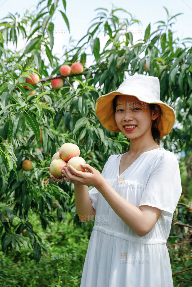 手里拿着现摘水蜜桃