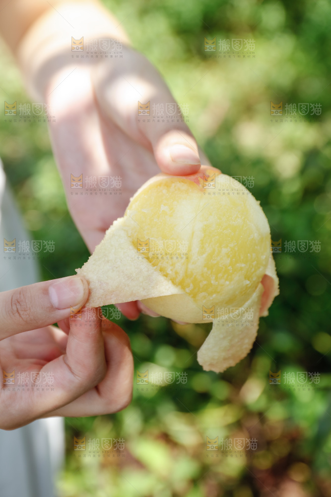 手里拿着现摘水蜜桃