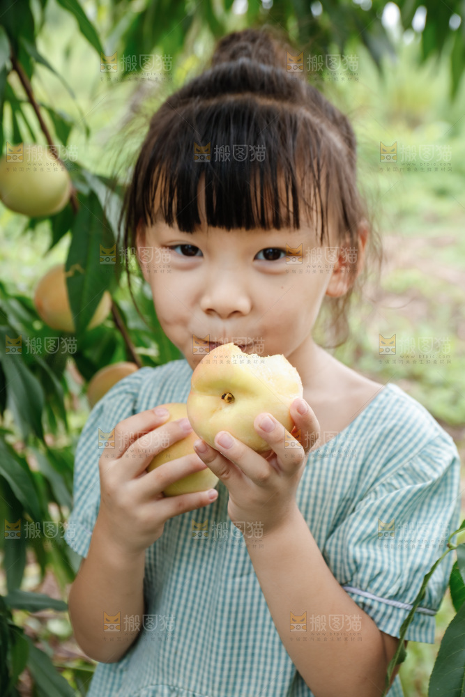 手里拿着现摘水蜜桃