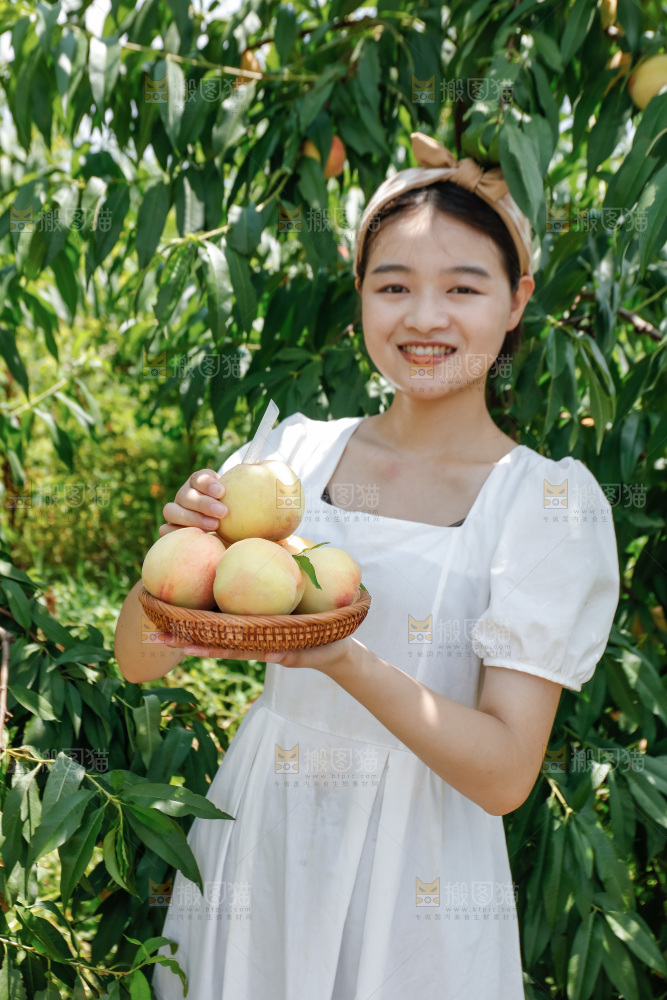 手里拿着现摘水蜜桃