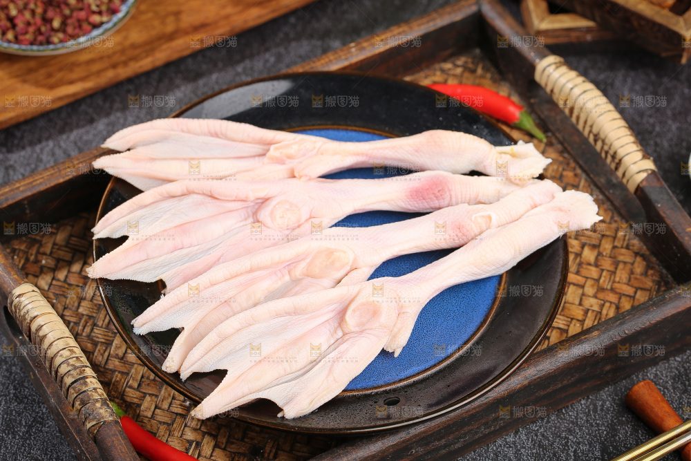 深底上的新鲜鸭掌