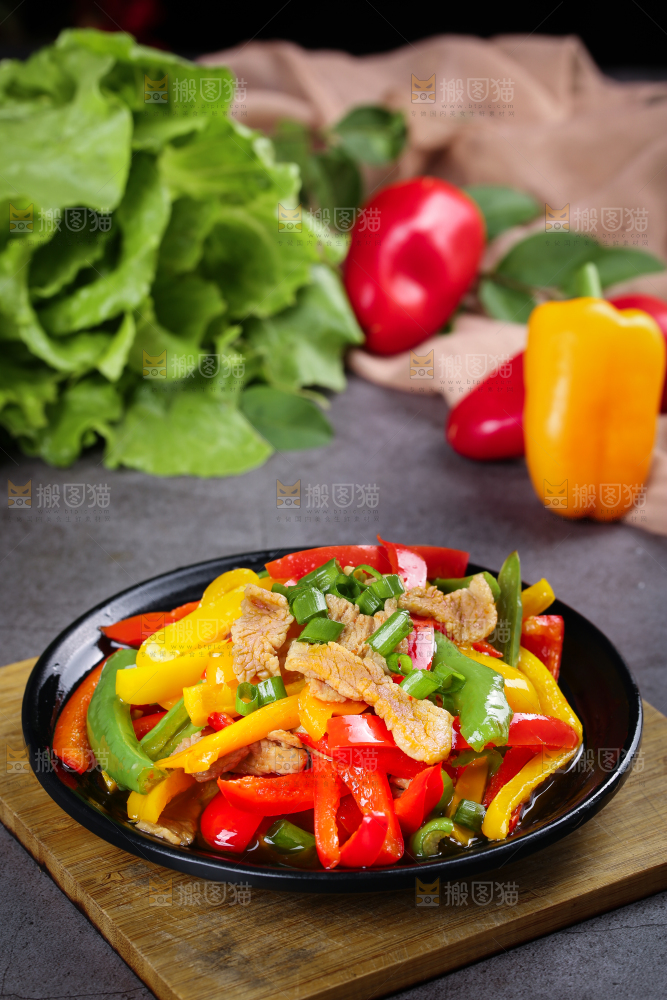 深底上的彩椒炒肉