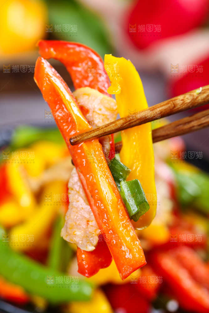 深底上的彩椒炒肉