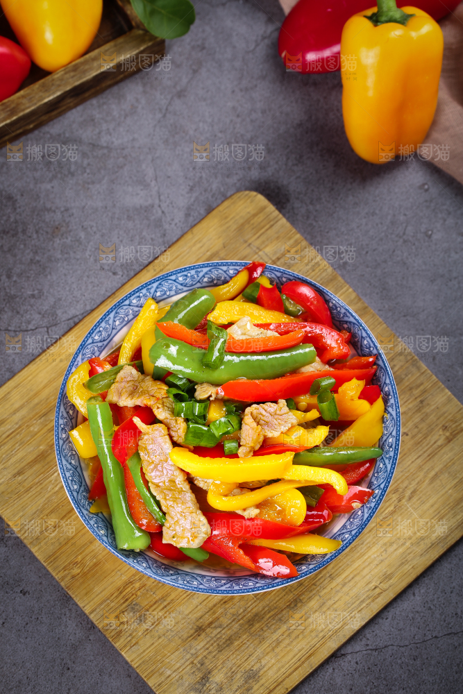 深底上的彩椒炒肉