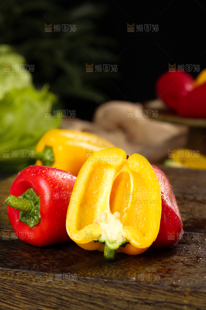 深底上的水果彩椒