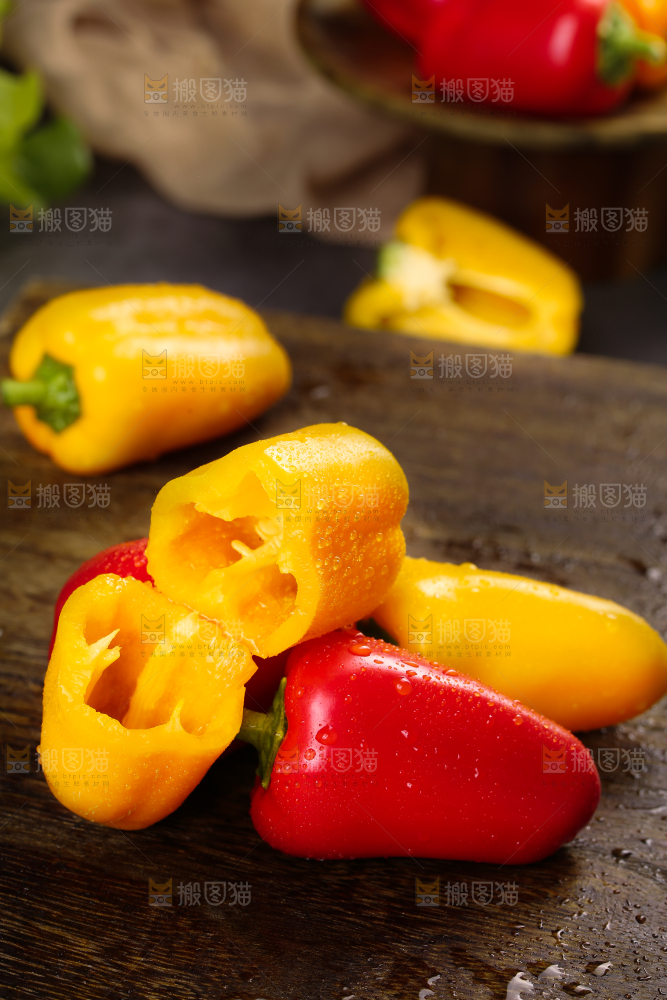 深底上的水果彩椒
