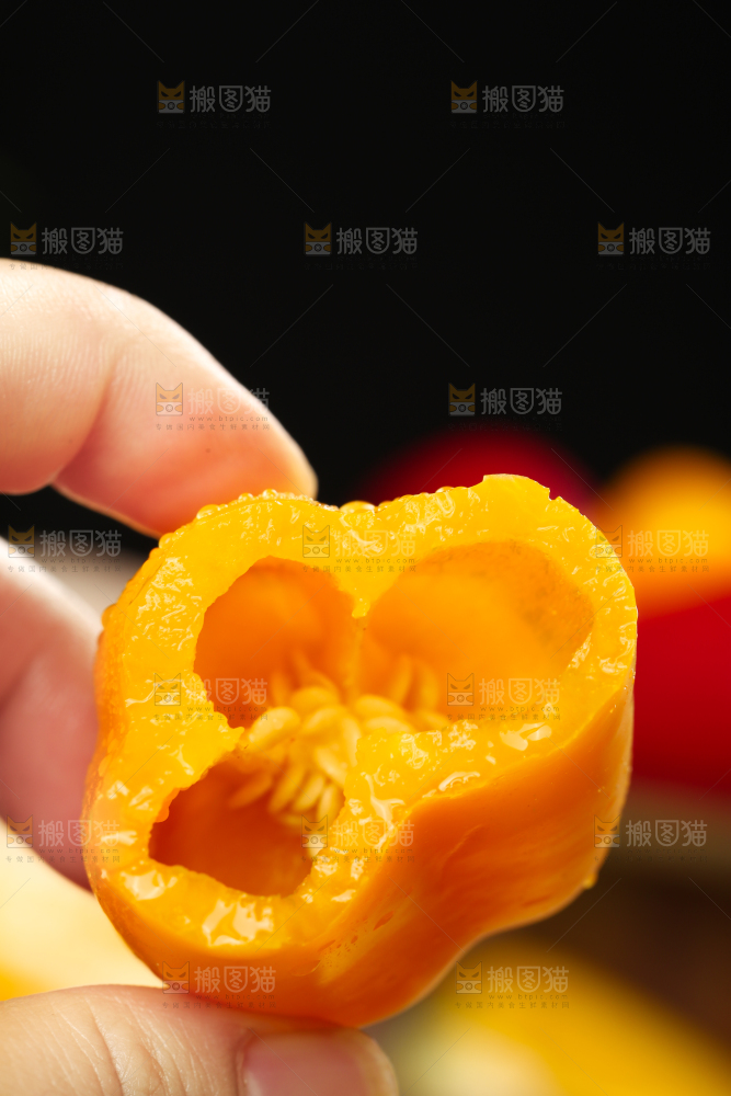 深底上的水果彩椒