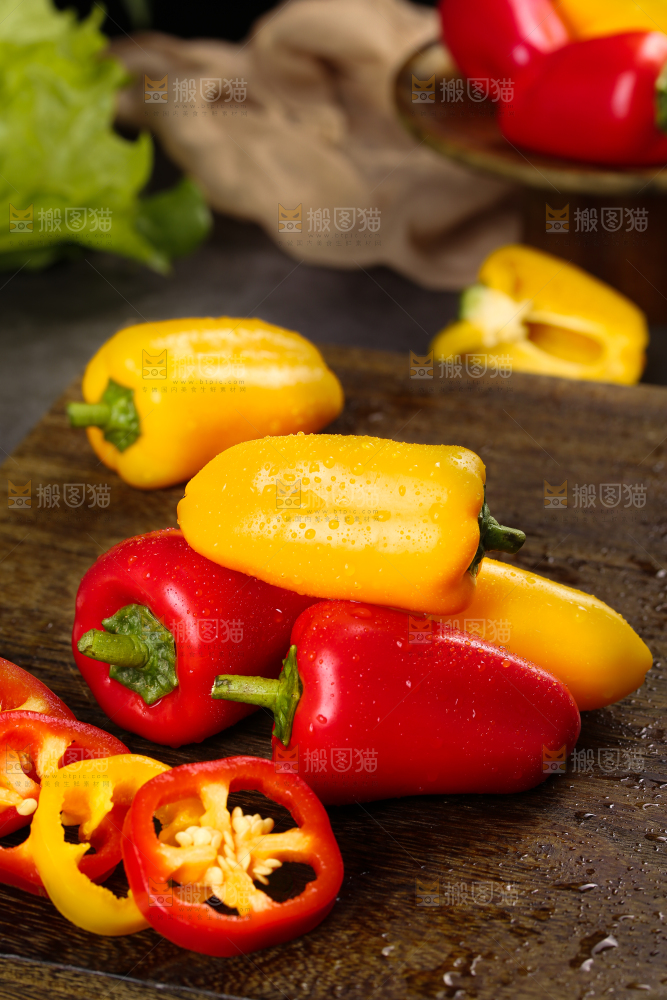 深底上的水果彩椒