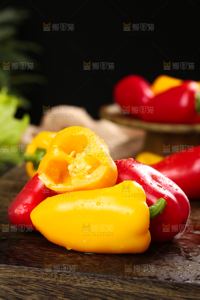 深底上的水果彩椒