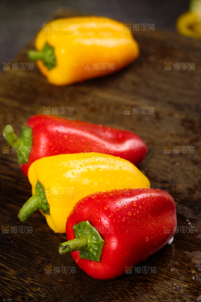 深底上的水果彩椒