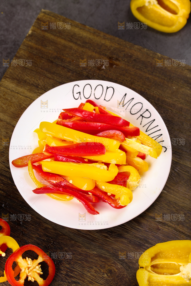 深底上的水果彩椒