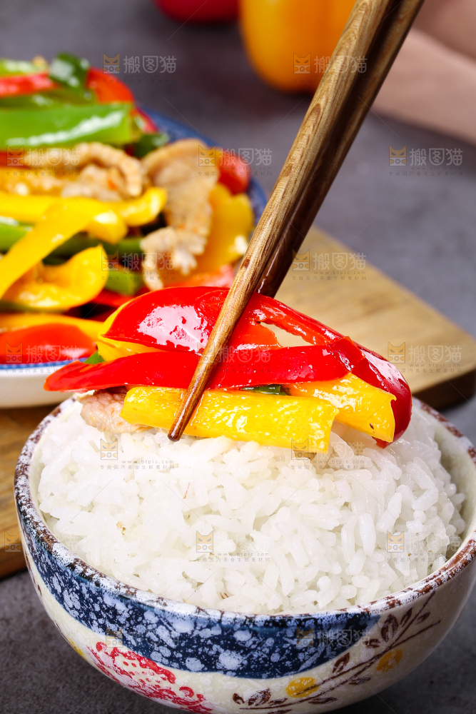 深底上的彩椒炒肉