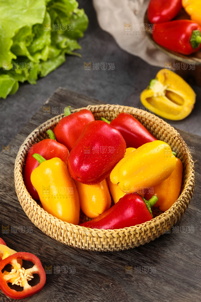 深底上的水果彩椒