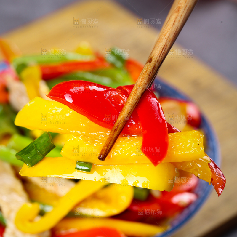 深底上的彩椒炒肉