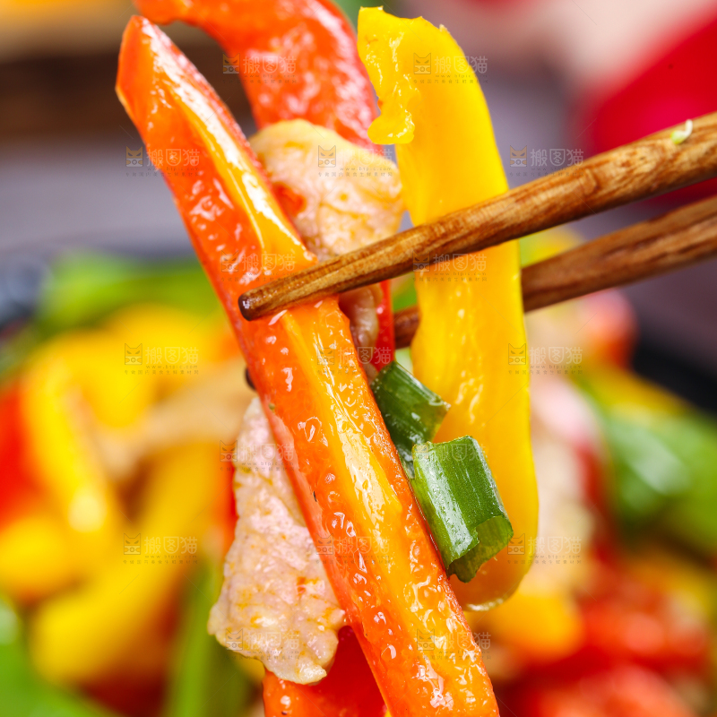 深底上的彩椒炒肉