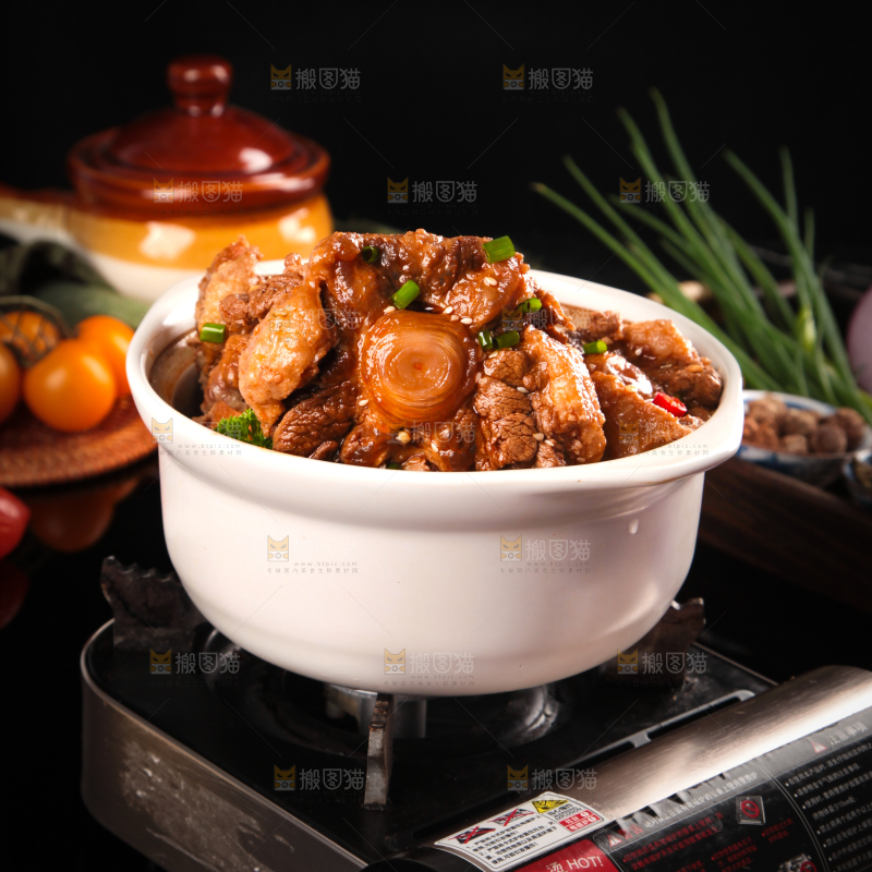 深底上的辣炖牛尾