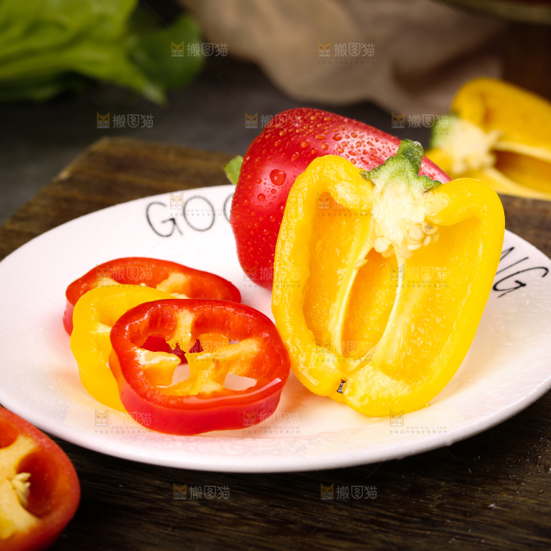 深底上的水果彩椒