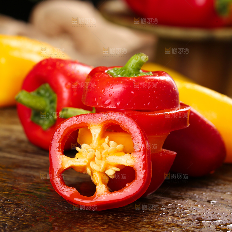 深底上的水果彩椒
