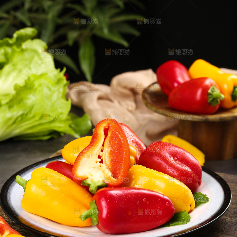 深底上的水果彩椒