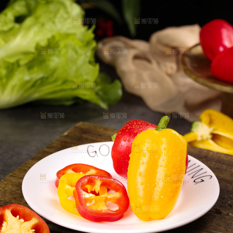 深底上的水果彩椒