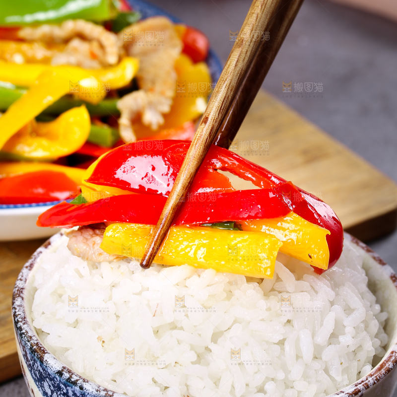 深底上的彩椒炒肉