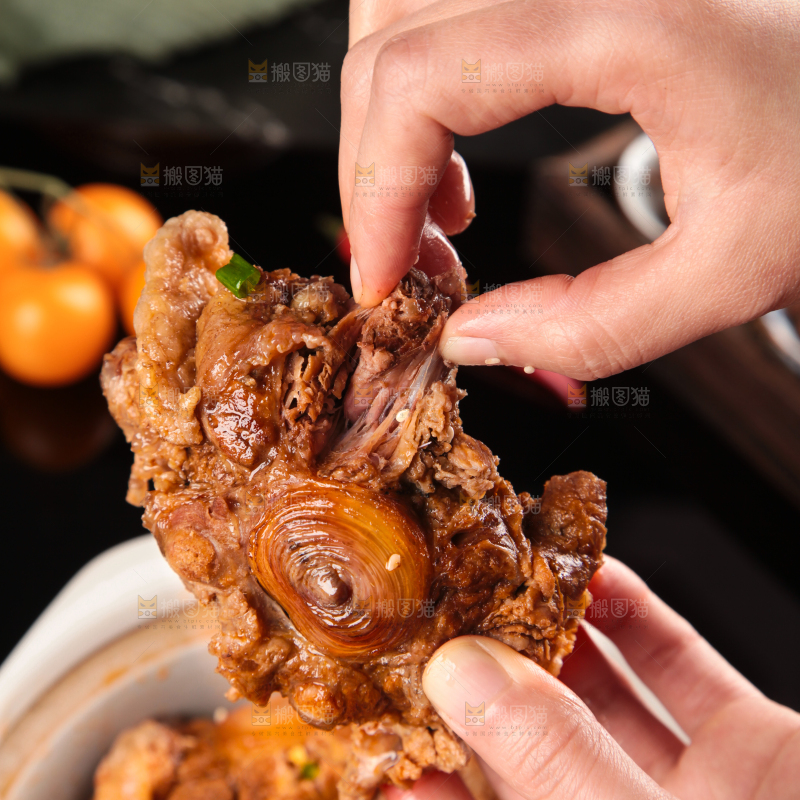 深底上的辣炖牛尾
