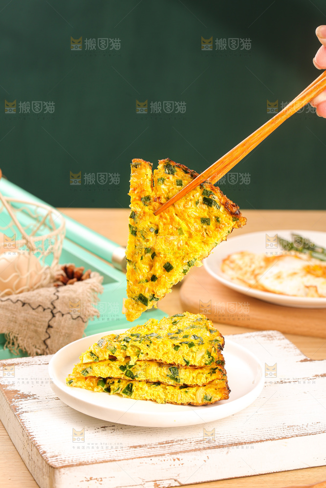 盘子里的葱煎蛋