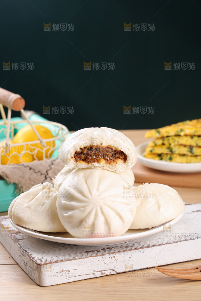 木底上的酱肉包子