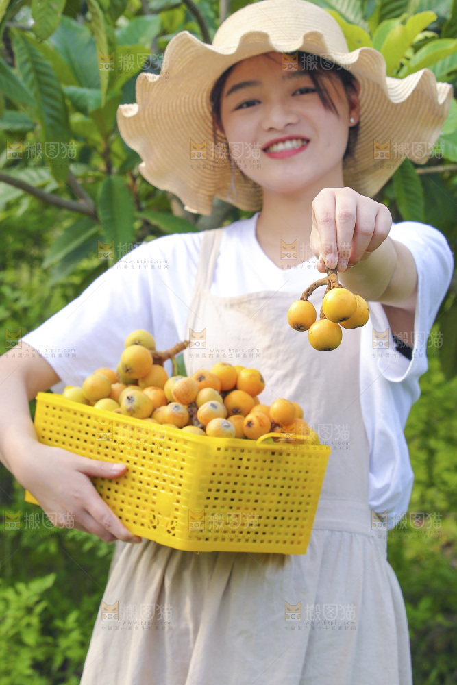 手里拿着现摘枇杷