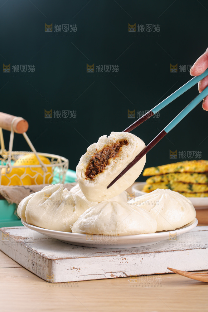 木底上的酱肉包子