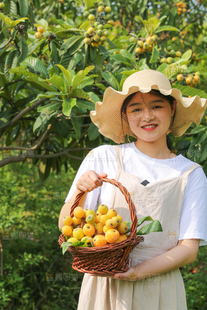 手里拿着现摘枇杷